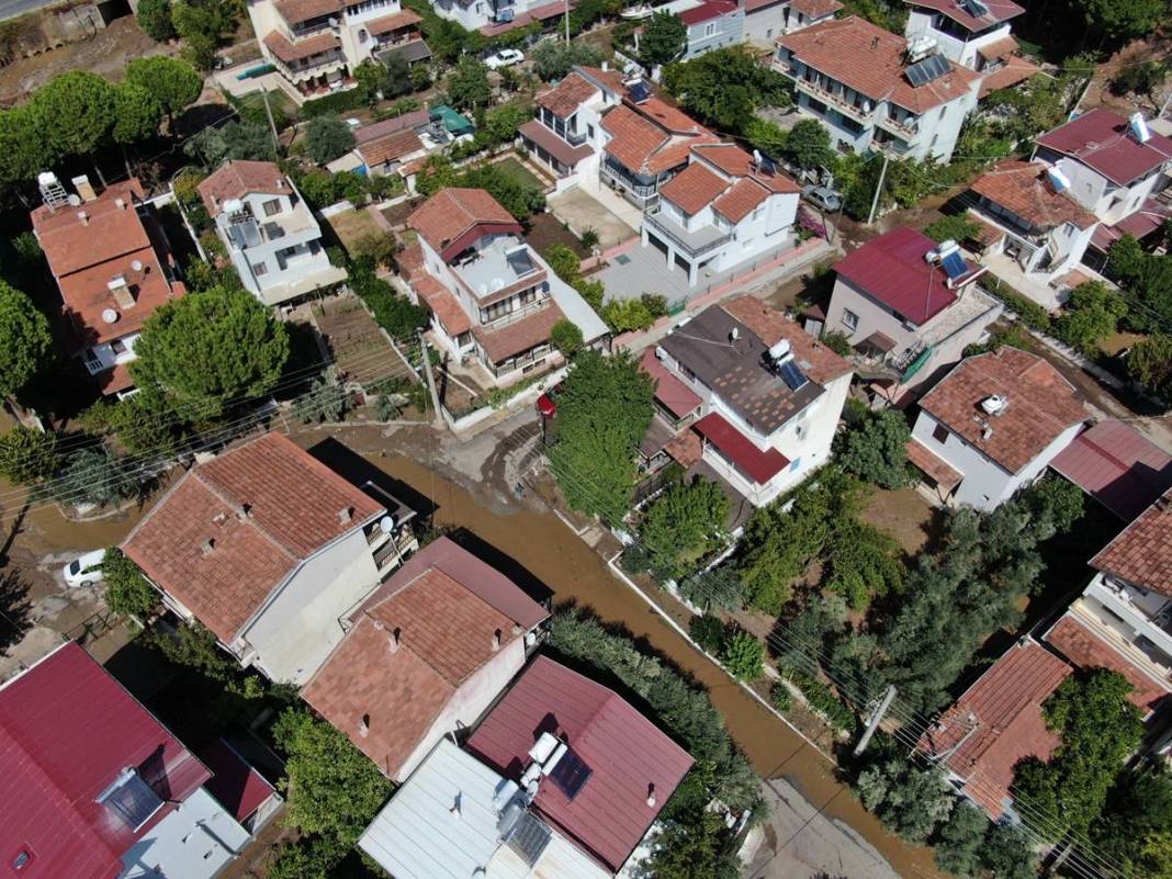 O kentte yollar çöktü: Gece yarısı felaketi yaşadılar! Gün aydınlanınca korkunç manzara ortaya çıktı 14